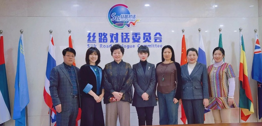 智慧女性会客厅创始人、中国服饰人才研究会服饰人才专业委员会会长杨平英女士带领企业家及协会单位走进丝路对话委员会对话交流(图1)