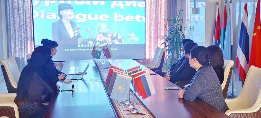 智慧女性会客厅创始人、中国服饰人才研究会服饰人才专业委员会会长杨平英女士带领企业家及协会单位走进丝路对话委员会对话交流(图4)