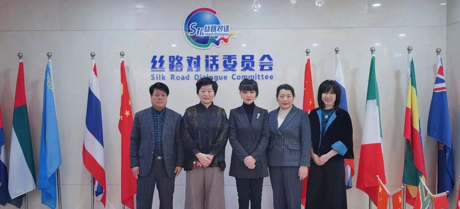 智慧女性会客厅创始人、中国服饰人才研究会服饰人才专业委员会会长杨平英女士带领企业家及协会单位走进丝路对话委员会对话交流(图5)